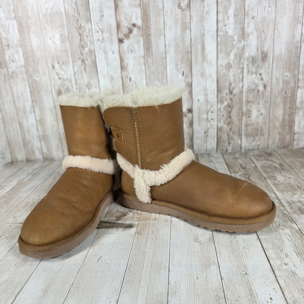 UGG Australia Women's Classic Short Bailey Button Chestnut Sheepskin Size‎ 6